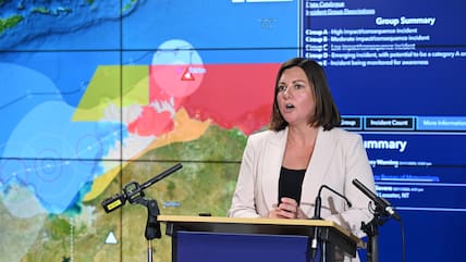 Die australische Katastrophenschutzministerin Kristy McBain spricht bei einer Pressekonferenz mit den Medien.