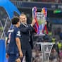 Hauptsache mehr Spektakel: Uefa-Präsident Aleksander Čeferin (r.) übergibt im Mai 2025 den Champions-League-Pokal an PSG-Kapitän Marquinhos.