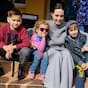 Angelina Jolie, Schauspielerin und damalige UNHCR-Botschafterin aus den USA, bei ihrem Besuch 2022 neben Kindern auf einer Treppe in Lwiw.