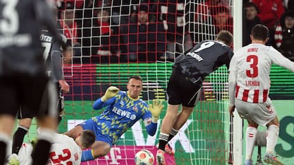 Frankfurts Jonathan Burkardt trifft zum 4:1 gegen Köln.