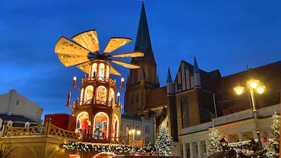 Blickfang auf dem Schweriner Weihnachtsmarkt war im Vorjahr die Glühweinpyramide auf dem Altstädtischen Marktplatz, der vom altehrwürdigen Dom überragt wird.