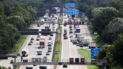 Die A1 in Hamburg ist bis Montagmorgen sowohl in Richtung Lübeck/Berlin als auch Bremen/Hannover voll gesperrt. (Archivbild)