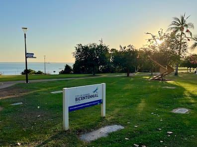 Die Sonne geht im August 2024 über dem Bicentennial Park in Darwin unter. Der Zyklon „Fina“ steuert auf die Stadt im Northern Territory zu.