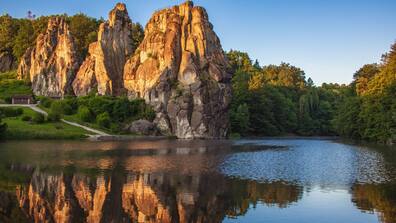 Die berühmten Externsteine in Teutoburger Wald sind ein echtes Wunder der Natur.