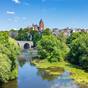 Blick über die Lahn auf die alte Brücke und die Altstadt von Wetzlar, umgeben von viel Grün