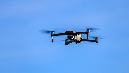 Eine Drohne fliegt in der Luft (Archivbild).