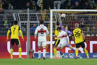 Kunstvoll: Deniz Undav (Mitte, Nr. 26) trifft mit dem Außenrist über Gregor Kobel hinweg ins Tor zum 3:1.