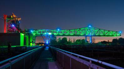 Auch abends schön: die beleuchtete Ruine eines Stahlwerks im Landschaftspark Duisburg.