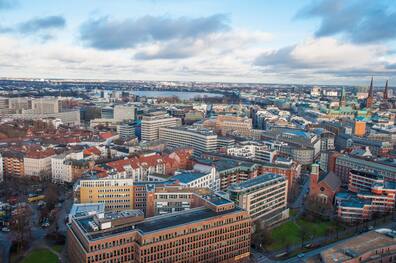 Luftaufnahme der Stadt Hamburg von der St. Michel-Kirche aus an einem sonnigen Tag